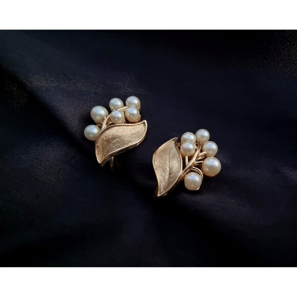 Vintage 1960s CROWN TRIFARI Gold Tone Floral Leaves Faux Pearls Earrings - Picture 3 of 6